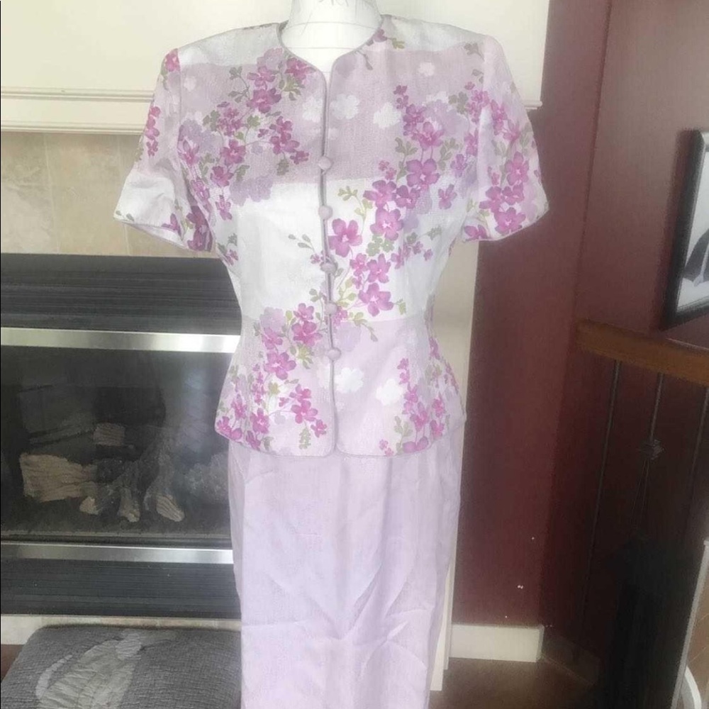 Silk suit dress size 6 selling for my mom